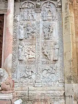 Reliéf na průčelí