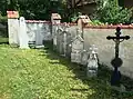 Náhrobky za kostelem