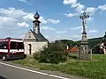Kaple a kříž na návsi