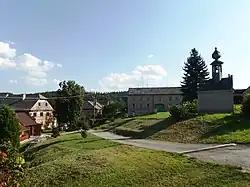 Náves s kaplí Jana Husa