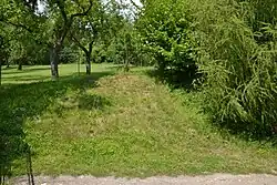 Těleso valu nad příkopem na východním okraji hradu