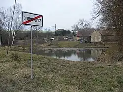 Rybníček u výjezdu z obce směrem na Sedlčany