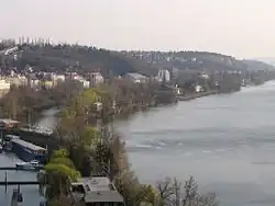 Veslařský ostrov (v pozadí) při pohledu z Vyšehradu proti proudu řeky, v popředí Podolský přístav