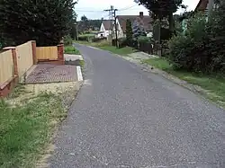 Silnička středem obce