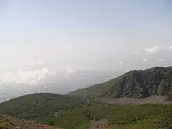 Lávový dóm Colle Umberto (vlevo) a údolí Atrio del Cavallo (vpravo).