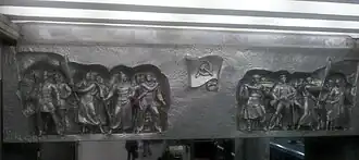 Zahloubený reliéf nad západním východem