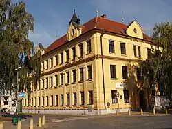 Veverská Bítýška, náměstí Na Městečku, základní škola.jpg