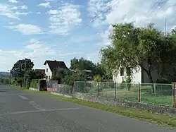 Domy podél hlavní silnlice