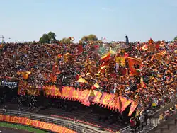 Fanoušci Lecce v severním koutě stadionu