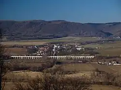 Obec s dominantou - železničním viaduktem