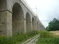 Pohled zblízka na železniční viadukt