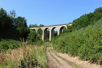 Údolí potoka u Mšena s viaduktem trati 076