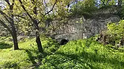 Celkový pohled na Vidoulskou jeskyni skrytou v táhlém úvalu