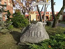 Pamětní kámen u školy