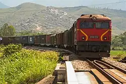 Nákladní vlak na železnici v Hoi An