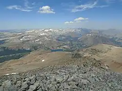 Výhled z vrcholu Mt. Dana, Mt. Warren vzadu vpravo