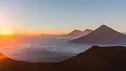 Výhled z vrcholu na další guatemalské sopky. Zleva: Fuego, Acatenango, Agua