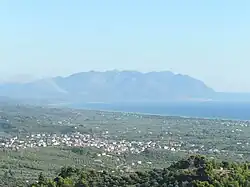 Zacharo a záliv Kyparisia z pohoří Lapithas