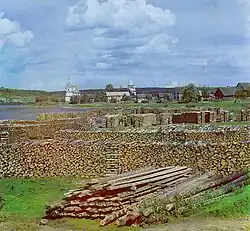 Dopravené dříví u pily na břehu řeky Svir