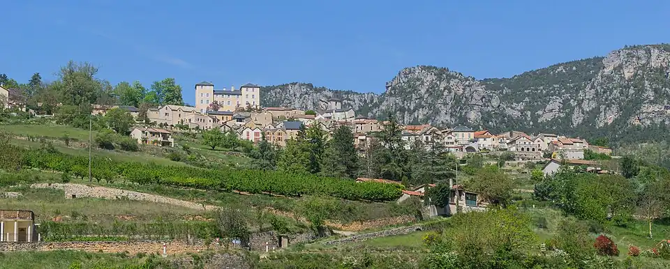 pohled na Mostuejouls se zámkem