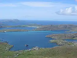 Pohled na ostrovy Barra z vrchu Heaval, v popředí správní středisko ostrova Barra Castlebay