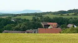 Pohled z vyhlídky směrem k vesnici Vladměřice