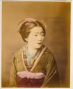 Japonská žena v kimonu, cca 1870, z knihy Views and Costumes of Japan, Yokohama, cca 1877.
