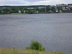 Pohled na město přes stejnojmennou řeku