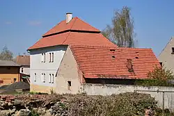 Zámek v hospodářském dvoře od jihu