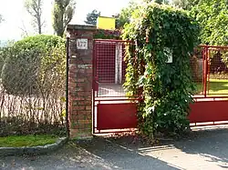 Vila čp. 177, Ivana Javora 177, Sázava, branka-vila není ze silnice vidět.JPG