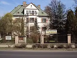 Klub sídlí ve Vile Adéla v Děčínské ulici