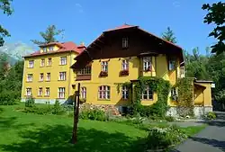 Původní budova s dostavbou z 20. let 20. století