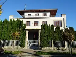 Průčelí s masivním vstupem