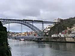 Most přes řeku Douro spojuje města Porto a Vila Nova de Gaia