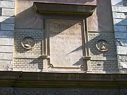 Detail nápisu „Břetislaw I“ na fasádě vily