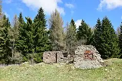 zřícenina domu na jižním okraji vesnice