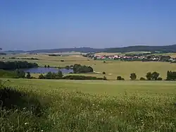 Vpravo Vilice, vlevo rybník Prvák. Foceno z úbočí Husí hory