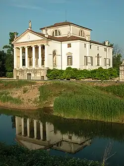 Pohled na Vilu Molin přes kanál Battaglia