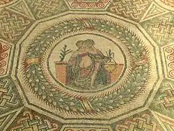 Detail mozaiky v ložnici vily