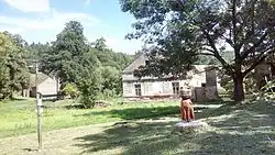 Náves s dřevěným kocourem