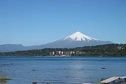 Sopka Villarrica z Villarriky, v popředí jezero Villarrica