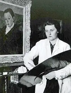 Vilma Vrbová-Kotrbová při práci v ateliéru