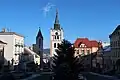 Náměstí Svobody, jižní část s věží kostela Navštívení Panny Marie, zvonicí a radnicí