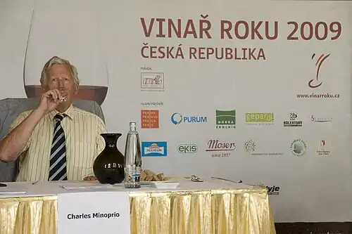 Degustátor Charles Minoprio ochutnává soutěžní vzorek.
