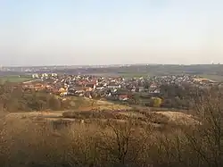 Pohled na Vinařice od severu, z vedlejšího vrcholu Vinařické hory.