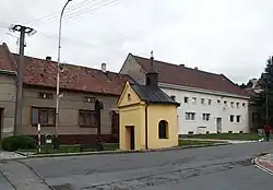Střed vsi s kaplí z poloviny 19. století