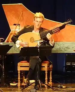 Vincent Dumestre hrající na theorbu v roce 2017