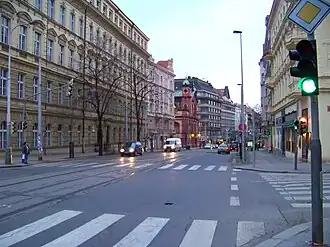 Část ulice na Vinohradech, pohled od Třebízského ulice směrem k Vinohradské tržnici, směrem zpět k Václavskému náměstí