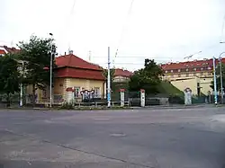 Domek na rohu Korunní (vlevo) a Jičínské (vpravo)