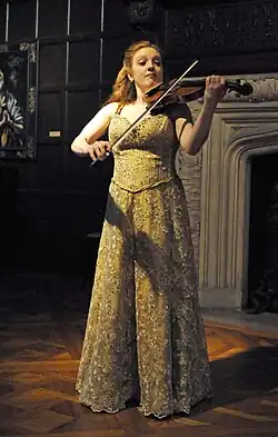 Rachel Bartonová Pineová hraje v roce 2011 ve Phillipsově muzeu ve Washingtonu.